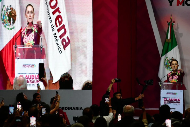 Sheinbaum se toma protesta a sí misma como candidata presidencial