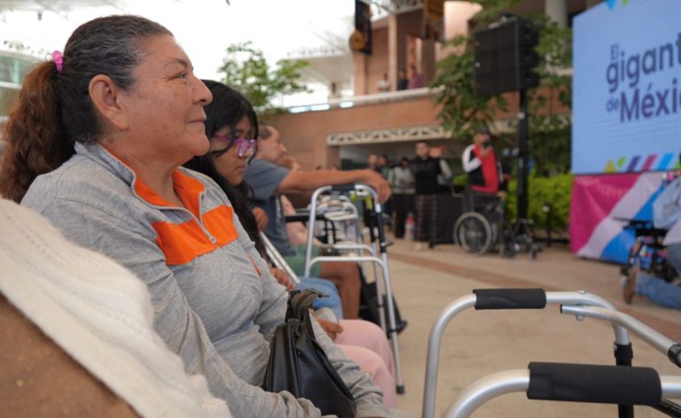 Más de 1800 apoyos como andaderas y sillas de ruedas llegan a Aguascalientes