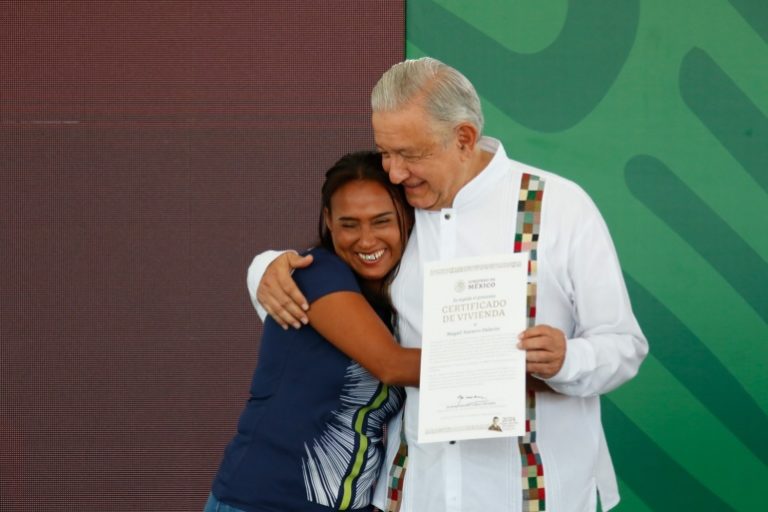AMLO entrega primeros certificados de vivienda en Acapulco a familias que cumplieron con reconstrucción