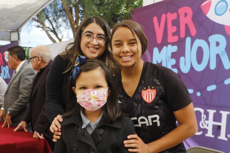 Necaxa y C&H entregan lentes del programa “Goles para ver Mejor”
