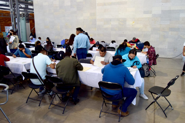 Trabajadores realizan retiro histórico por desempleo en enero