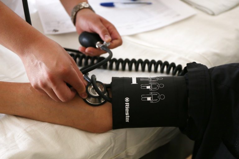 Enfermedades crónico-degenerativas pueden desencadenar andropausia temprana: ISSSTE