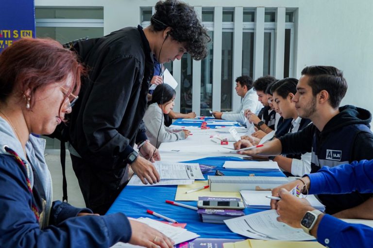 Invitan a estudiantes de Aguascalientes a acceder a tarjetas de descuento YoVoy