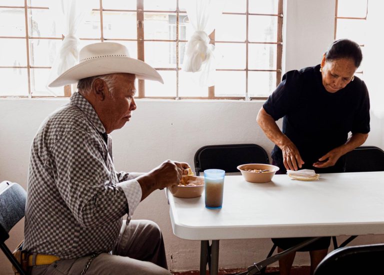 Abuelitos son atendidos con alimentos nutritivos en comedores del estado de Aguascalientes