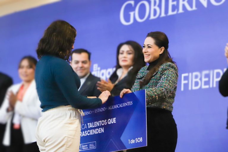 Entregan más de 1700 becas a jóvenes talento de Aguascalientes