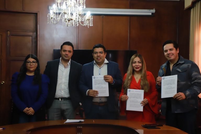 Secretaría del Ayuntamiento, Instancia de la Mujer e Instancia de la Cultura firmaron convenios de colaboración