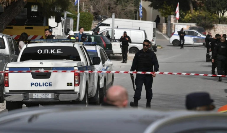 Hombre mata a tres personas y se suicida en oficinas de compañía en Grecia