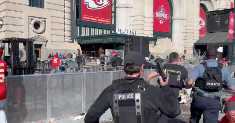 Tiroteo cerca del desfile de la victoria del Super Bowl en Kansas; un muerto y “múltiples heridos”