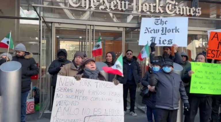 Mexicanos protestan frente a The New York Times: AMLO no estás solo
