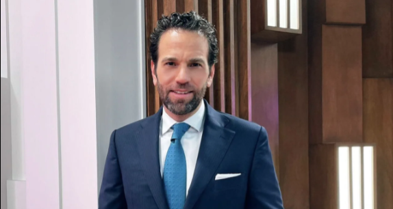 “No me van a doblar” dice Loret de Mola a su llegada a un careo con Pío López Obrador