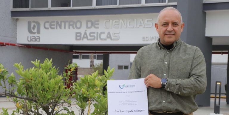 Biólogo de la UAA recibe premio nacional por su destacada trayectoria en las Ciencias Biológicas