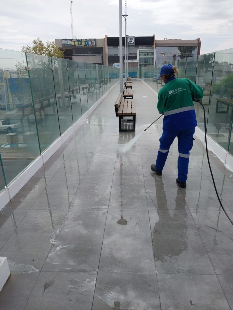 Municipio de Aguascalientes refuerza operativo de lavado en puentes peatonales