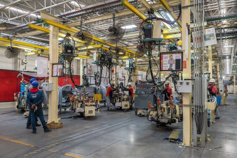 En febrero de 2024 y en su comparación mensual, el ICE de Industrias manufactureras disminuyó 0.1 puntos