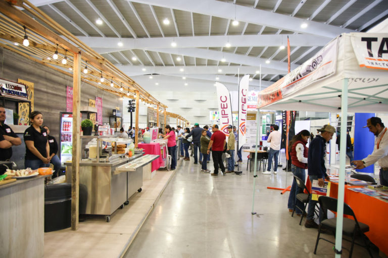Tere Jiménez asistió a la inauguración del 9º Foro Internacional de Lechería
