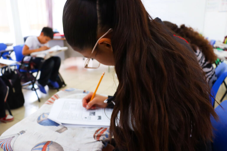 Evalúan a 27 mil estudiantes de sexto grado en las Olimpiadas del Conocimiento 