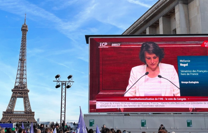 Mientras Francia hace del aborto un derecho constitucional, en Reino Unido aumentan las condenas