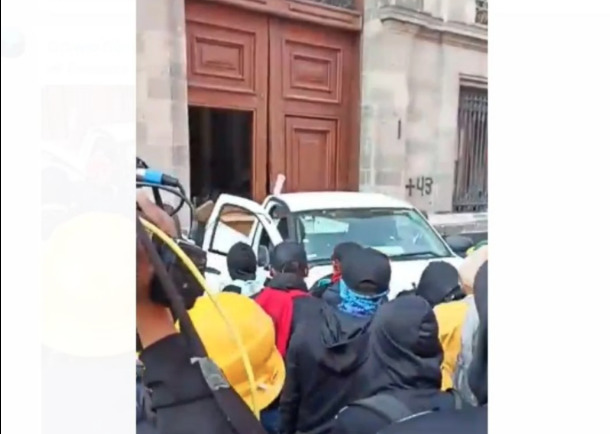 “No vamos a caer en provocación”: AMLO a normalistas de Ayotzinapa que irrumpieron en Palacio Nacional