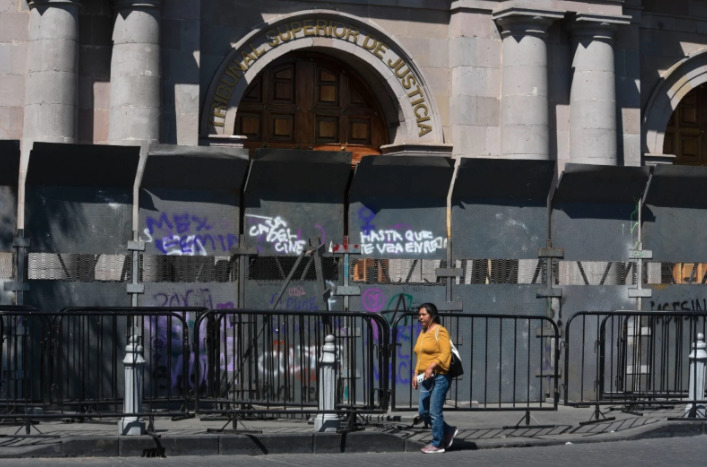 Protegen con vallas metálicas monumentos y edificios históricos de la CDMX previo al 8M