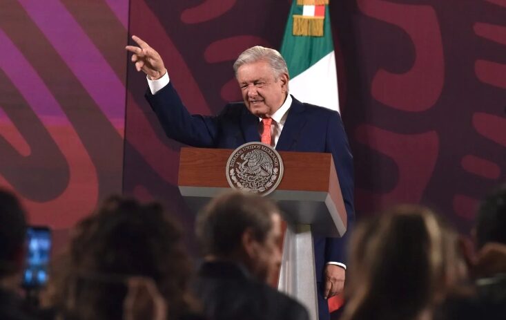 AMLO revira petición de cerrar refinerías: son barrabasadas