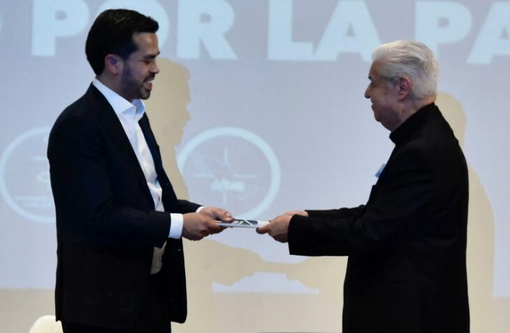 Álvarez Máynez firma el acuerdo por la paz propuesto por la Iglesia católica