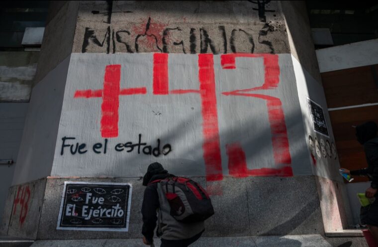 Asesinato de Rothan Gómez tensa la relación entre padres de los 43 y AMLO