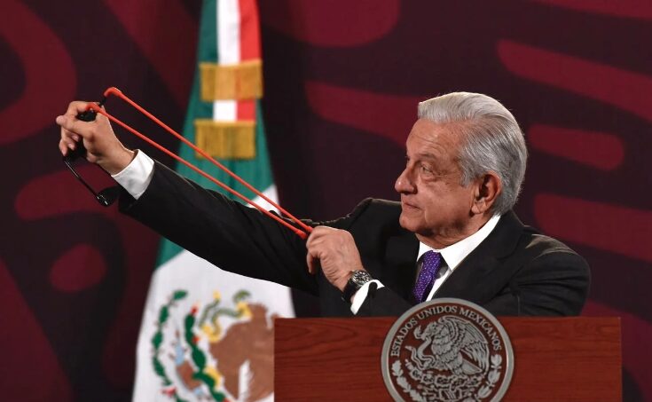 AMLO exhibe resortera y balines que usaron normalistas en portazo