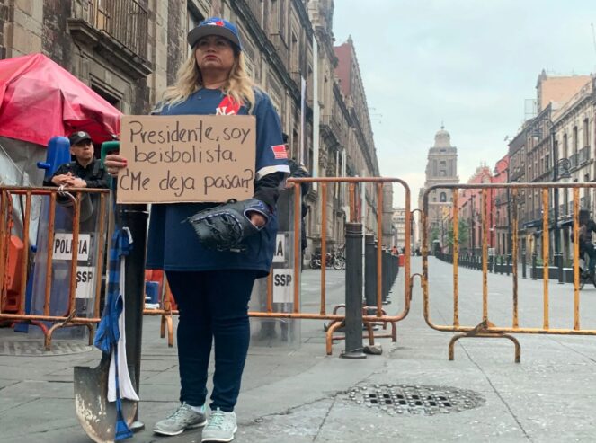 A ver si así nos recibe: Madre buscadora se viste de beisbolista 