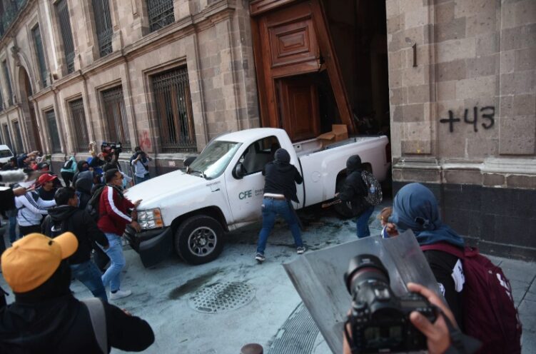 La promesa de justicia para Ayotzinapa que AMLO no cumplió 