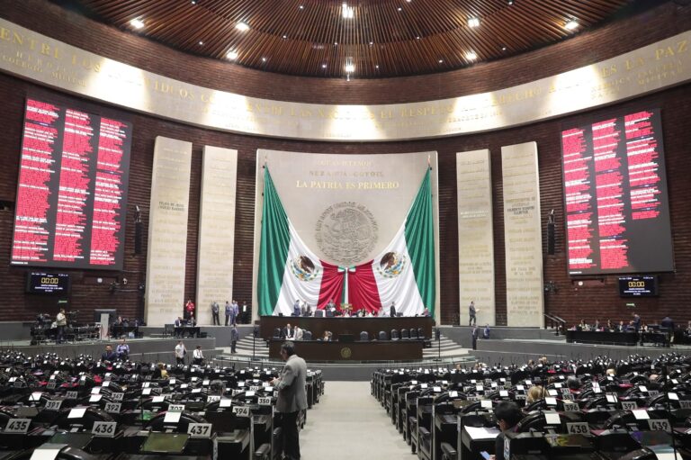 El pleno concede licencia a diputados para separarse de sus funciones legislativas