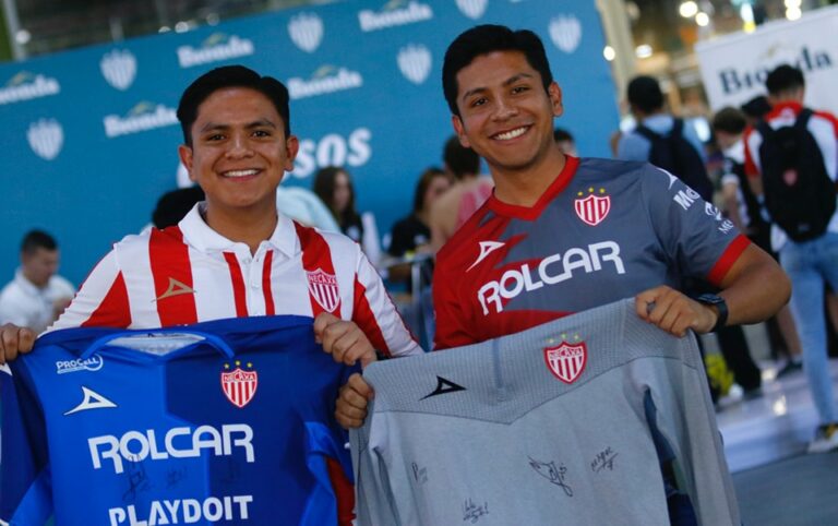 Necaxa realizó firma de autógrafos