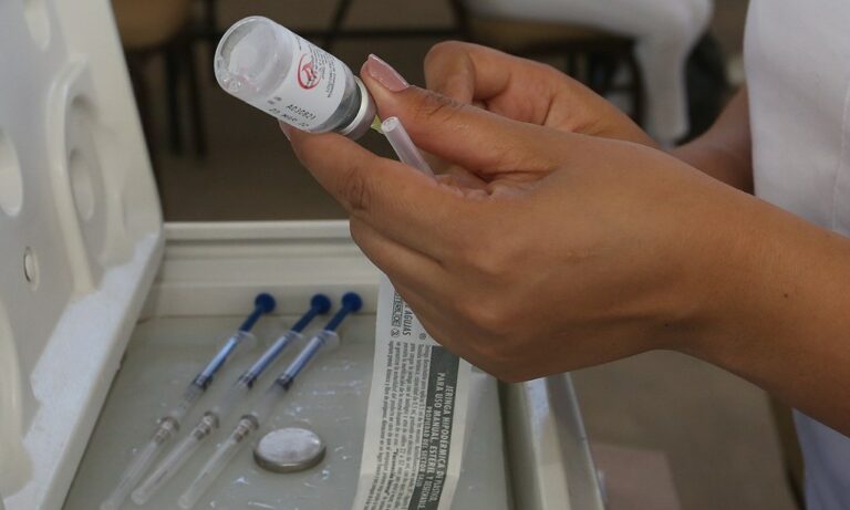 ISSSTE aplica vacunas a toda la población 