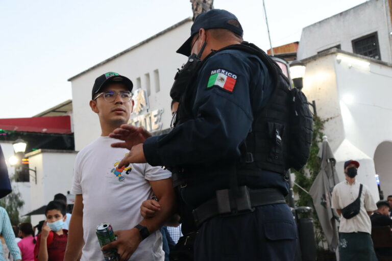 Jóvenes colaboran con las revisiones en la Feria Nacional de San Marcos