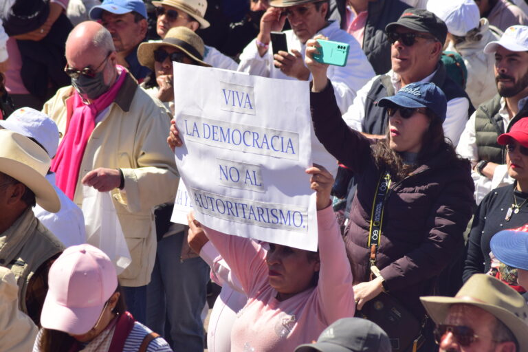 México comparte con países del mundo su inconformidad con la democracia 
