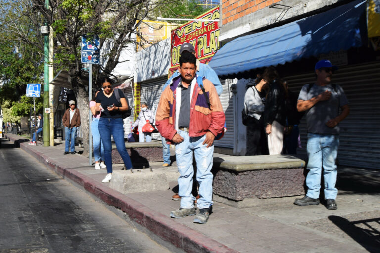 Usuarios esperan más de una hora el camión urbano en Aguascalientes