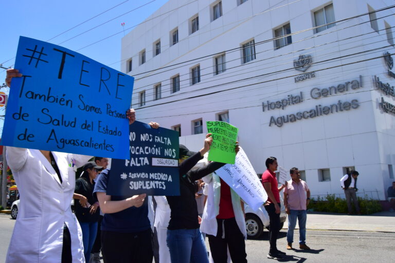 Se manifiestan trabajadores del ISSSTE Aguascalientes por falta de pago