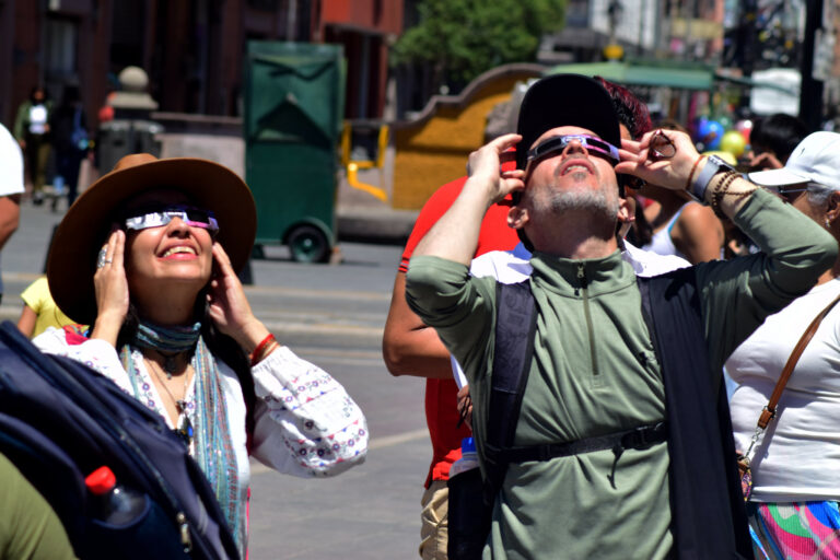 Miles en Aguascalientes salieron a ver el eclipse solar, el próximo será hasta el 2052