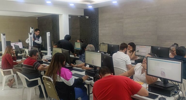 IEE realiza examen de conocimientos a aspirantes para auxiliares del PREP 