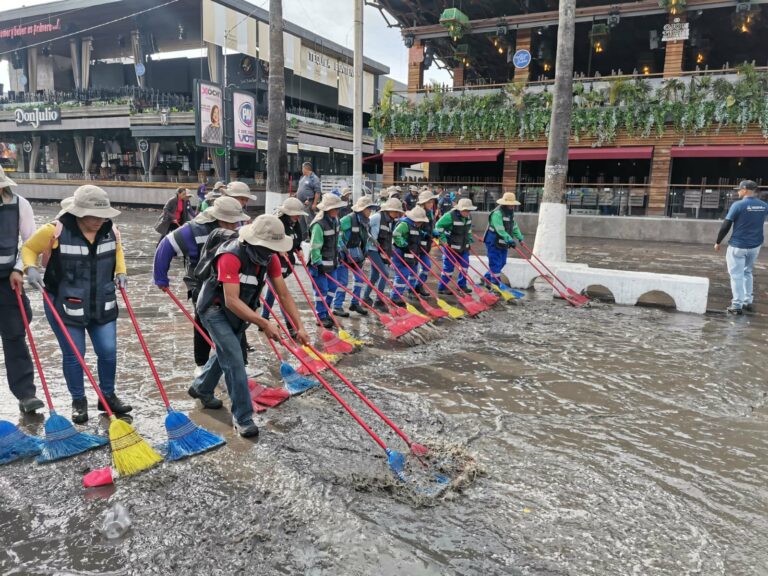 Inician lavados profundos en plazas y andadores del perímetro ferial