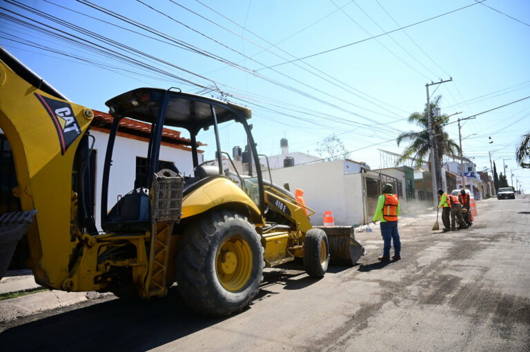 Cierre parcial de la Av. Juan José Arreola por construcción de sobrecarpeta asfáltica