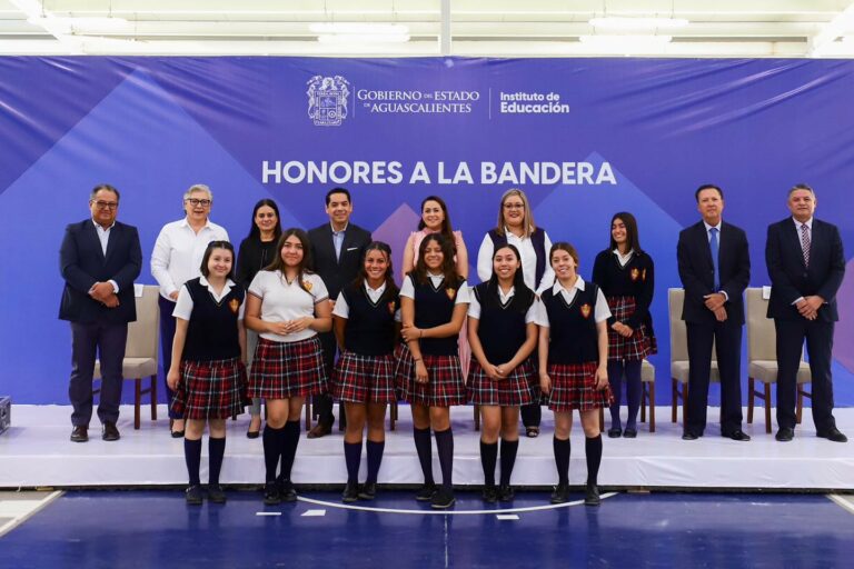 Tere Jiménez da la bienvenida a clases a alumnos de Aguascalientes