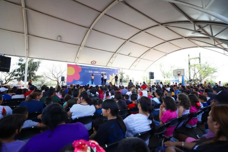 Felicita Tere Jiménez a niñas y niños del oriente de la capital
