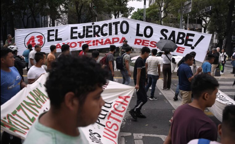 Acuerdan plan de acción para exigir reunión inmediata entre AMLO y padres de los 43 de Ayotzinapa