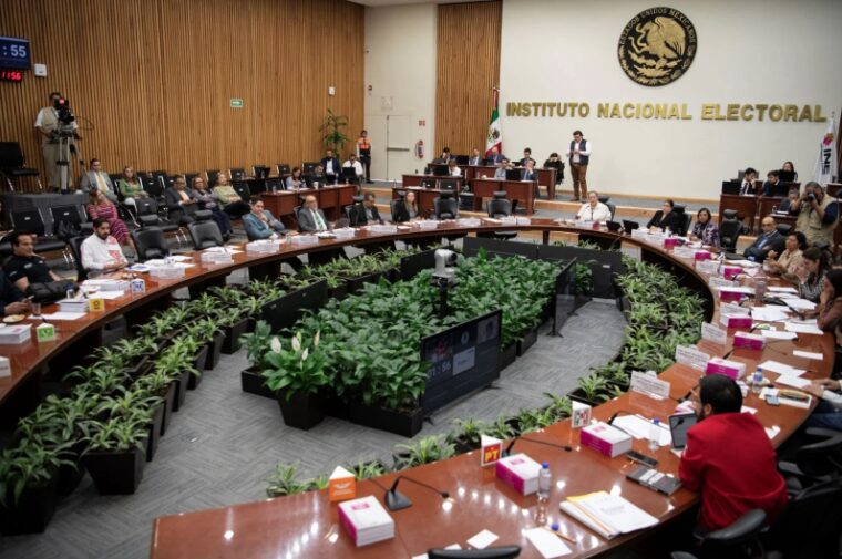 INE rechaza “intento de fraude” por exclusión de mexicanos en el extranjero 