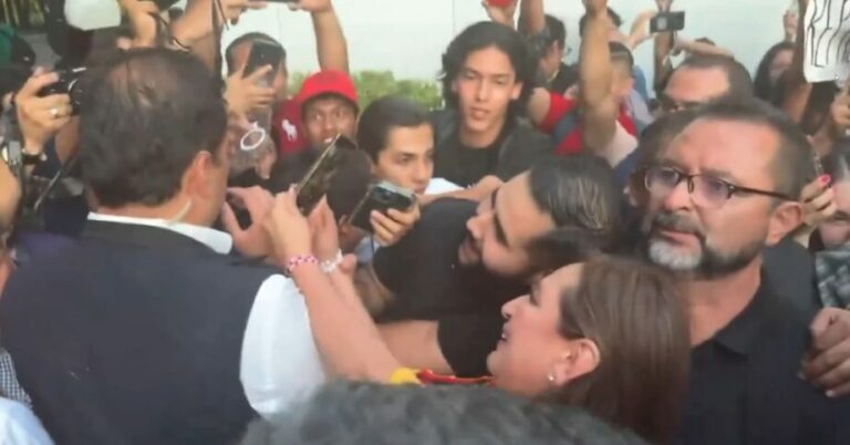 Abuchean a Gálvez en la Universidad de Guadalajara