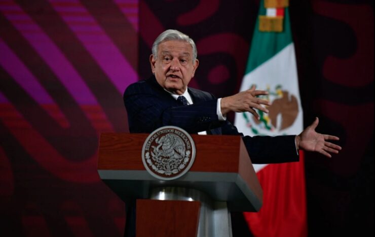 AMLO analiza cambiar gira del adiós por evento masivo en el Zócalo 