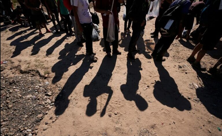 AMLO y Biden acuerdan reducir cruces irregulares de migrantes 