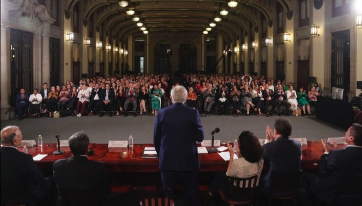 AMLO recibiría a legisladores de Morena en Palacio Nacional 
