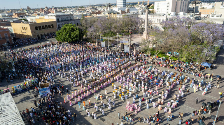 Baile, tradición y color en la coreografía monumental de “Pelea de Gallos” en la Exedra 