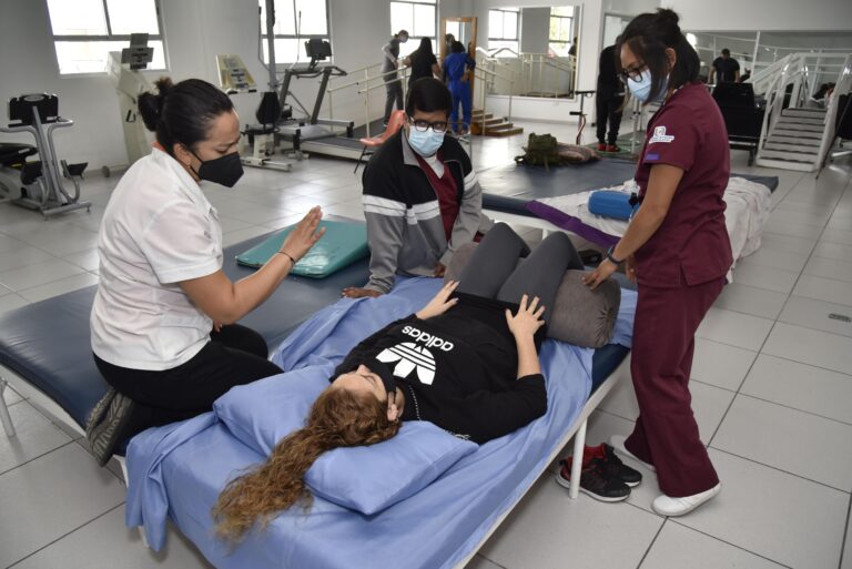DIF estatal ofrece servicios de terapia y rehabilitación física a bajo costo