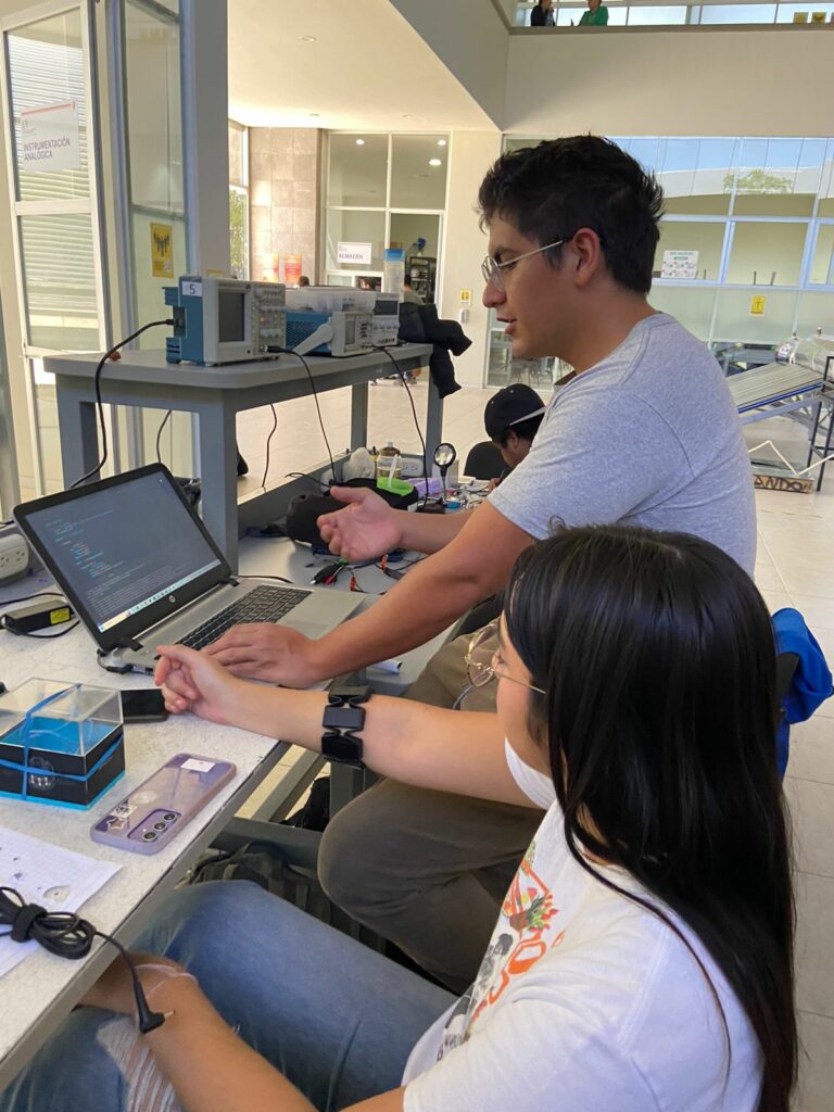 Alumno de la UAA desarrolla proyecto a base de señales electromiográficas